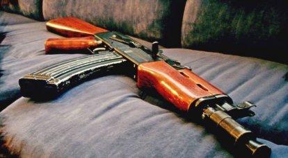 Arbeitsmechanismen AK-47 von innen in Zeitlupe