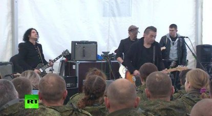 Agatha Christie 그룹의 음악가들은 Khmeimim 공군 기지 (시리아)에서 러시아 군인을 위해 콘서트를 열었습니다.