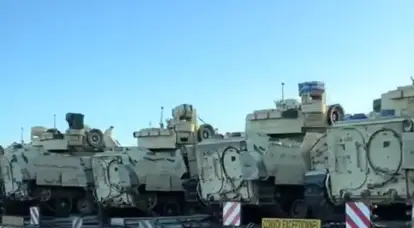 大批美国布拉德利步兵战车在波兰热舒夫被发现，准备发往乌克兰。