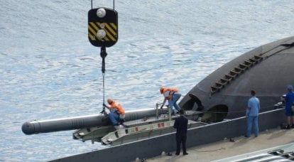 Nabíjení munice na ponorku "Novorossijsk" v Sevastopolu