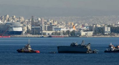 화물선이 피레 우스 항구 근처에서 그리스 해군 지뢰 찾기의 선미를 찢었습니다.