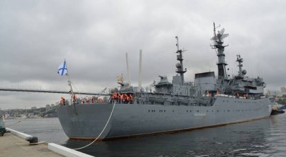 O navio de treinamento "Smolny" chegou de Kronstadt a Vladivostok ao longo da Rota do Mar do Norte