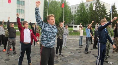 Moskova öğrencileri askeri eğitimden geçiyor