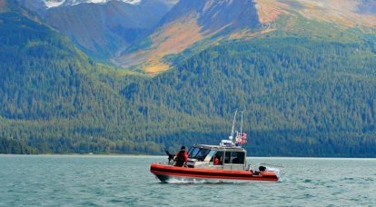 Le barche della Marina Militare e della Guardia Costiera si scontrano al largo dell'Alaska
