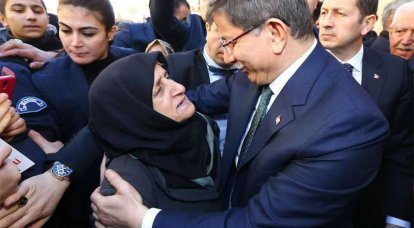 Davutoglu dijo que Turquía "devolverá la deuda histórica a los hermanos de Alepo"