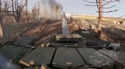 חיל הרגלים הרוסי, הנתמך בטנקים, מתקדם לכיוון מרכז קרסנוגורובקה מדרום וממזרח