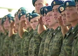 צנחנים רוסים הכריזו על שר ההגנה סרדיוקוב "לחיצת יד"