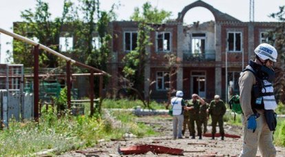 L'OSCE non risponde a Kiev che tira attrezzature militari sulla linea di contatto delle parti nel Donbass