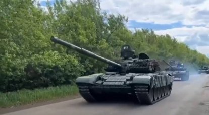 Zdobyty czołg T-72M1 został zabrany na hol przez rosyjski T-90M: trwa przenoszenie czołgów podstawowych z Polski
