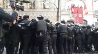 Нацполиция применила слезоточивый газ против митингующих "под Радой" и... отступила