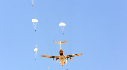 Airborne fighters conduct exercises in the Crimea: mass landing personnel