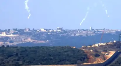 Un canal de televisión libanés informa sobre una serie de ataques de Hezbolá contra objetivos militares en el norte de Israel.