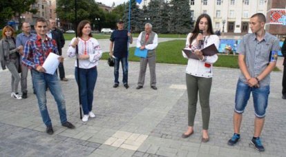 לאומנים אוקראינים במרכז חרסון בירכו את התושבים לרגל יום השנה ל"מעשה הכרזת המדינה האוקראינית" והנציחו את אדולף היטלר במילה טובה.