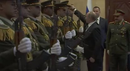 パレスチナでは、彼らはプーチンの行為について話し合い、警備員の頭に帽子をかぶる