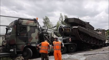 Um caminhão do exército que transportava um tanque colidiu com uma barreira de ruído de rodovia na Holanda