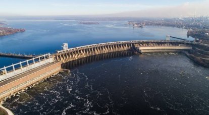 우크라이나의 드니 프로 캐스케이드의 비상 사태 댐은 돌파구에 가깝다.