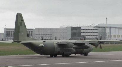 Zwei kanadische Militärtransportflugzeuge C-130J, die nach Großbritannien verlegt wurden, werden sich der Lieferung von Waffen an die Ukraine anschließen