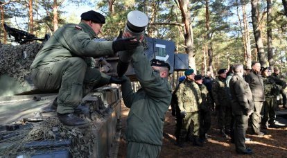 装甲車両を備えたポーランド軍がウクライナの国境に行進