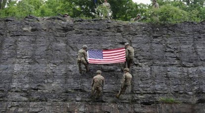 La brigada de montaña estadounidense "asaltó" la altura con la bandera desplegada de los Estados Unidos