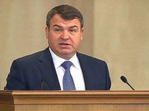 Serdyukov: completou o primeiro estágio da formação das forças armadas da nova amostra