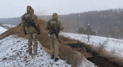 Ukraynalı sınır muhafızları, Rusya sınırındaki "koruyucu" hendeklerin kazıldığını gösterdi