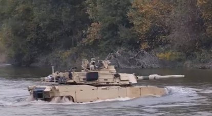 Le char américain M1A2 Abrams démontre sa capacité à surmonter les obstacles d'eau