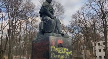 Украинские националисты «додумались» написать слово «палач» на памятнике поэту Александру Пушкину в Киеве