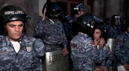 Demonstranti v Jerevanu obvinili Pašinjana z toho, že se vzdal zájmů arménského lidu; policie proti demonstrantům použila sílu