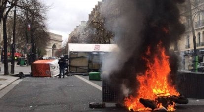 La manifestazione di "giubbotti gialli" a Parigi si è intensificata in scontri con la polizia