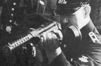 最初の短機関銃Schmeisser MP-18