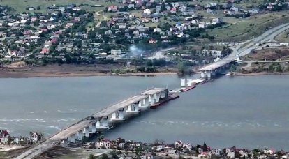 У основания Антоновского моста на левом берегу Днепра продолжается бой