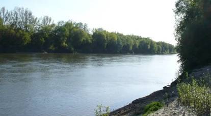 نُشرت لقطات لهروب منظم من أوكرانيا بالقرب من نهر تيسا لمجموعة من الرجال.