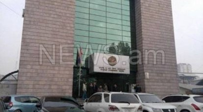 Il tribunale di Yerevan rilasciato ha arrestato il russo per il riconoscimento di non partire