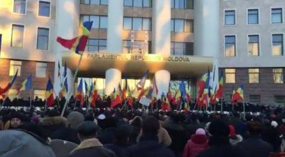 Las fuerzas especiales de la policía utilizaron la fuerza de los manifestantes frente al edificio del Parlamento moldavo.
