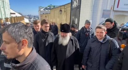 UOC Pavel의 메트로폴리탄은 Kiev-Pechersk Lavra 영토에 기관총을 든 경찰의 등장을 배경으로 신자들에게 연설했습니다.