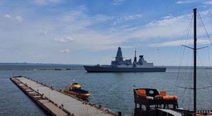 Um contratorpedeiro e uma fragata do grupo de porta-aviões HMS Queen Elizabeth entraram no porto de Odessa