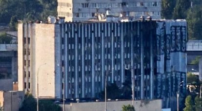 파업 후 키예프에있는 GUR 단지의 건물임을 나타내는 캡션이 네트워크에 사진이 나타났습니다.