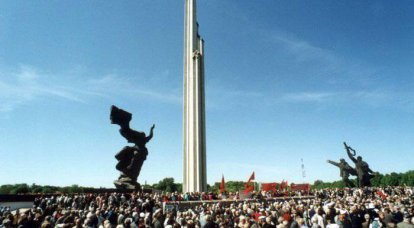 Di Latvia, mereka ingin menghancurkan monumen untuk tentara Soviet