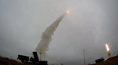 Il Ministero della Difesa ha mostrato un video di sparare sistemi missilistici di difesa aerea S-400 sul poligono di tiro di Kapustin Yar