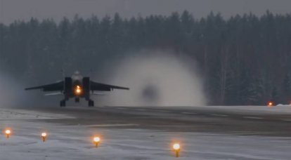 ノヴゴロドの近くで、MiG-31が滑走路から出てきました