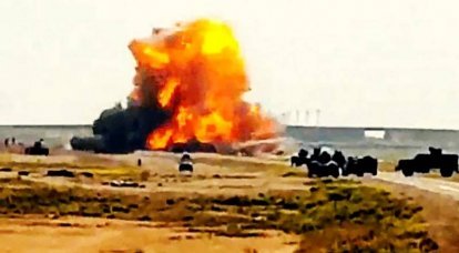 드론에서 제거 된 이라크 장갑차에 대한 자살 폭탄 테러범의 "경찰"추격