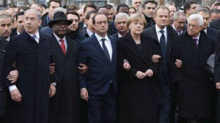 Снимок совместного шествия политиков и простых граждан в Париже оказался постановочным