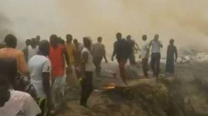 Публикуются кадры с места падения самолёта нигерийских ВВС
