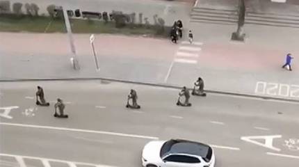 Сотрудники военкоматов Одессы обзавелись электросамокатами, чтобы более оперативно раздавать повестки