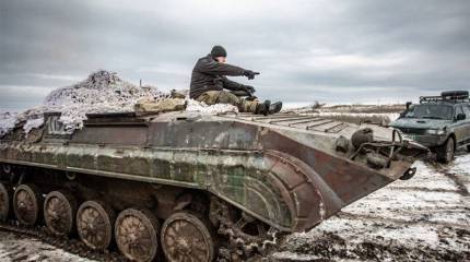 Украинская бронетехника в 100 м от "серой зоны" на Донбассе