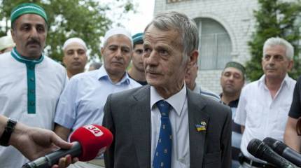 Джемилев рассказал о "тайном переселении" россиян в Крым