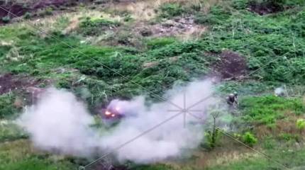 Показаны кадры, как российский боец вещмешком сбил атаковавший его дрон-камикадзе