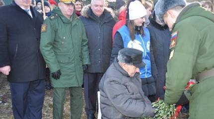 Офицеры и курсанты академии ПВО провели парад для ветерана ВОВ