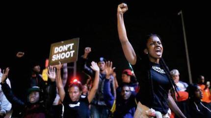 В американском Фергюсоне продолжаются акции протеста, около 50 демонстрантов задержаны