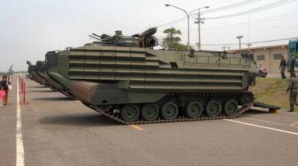 США поставят Тайваню плавающие БТР AAV7A1